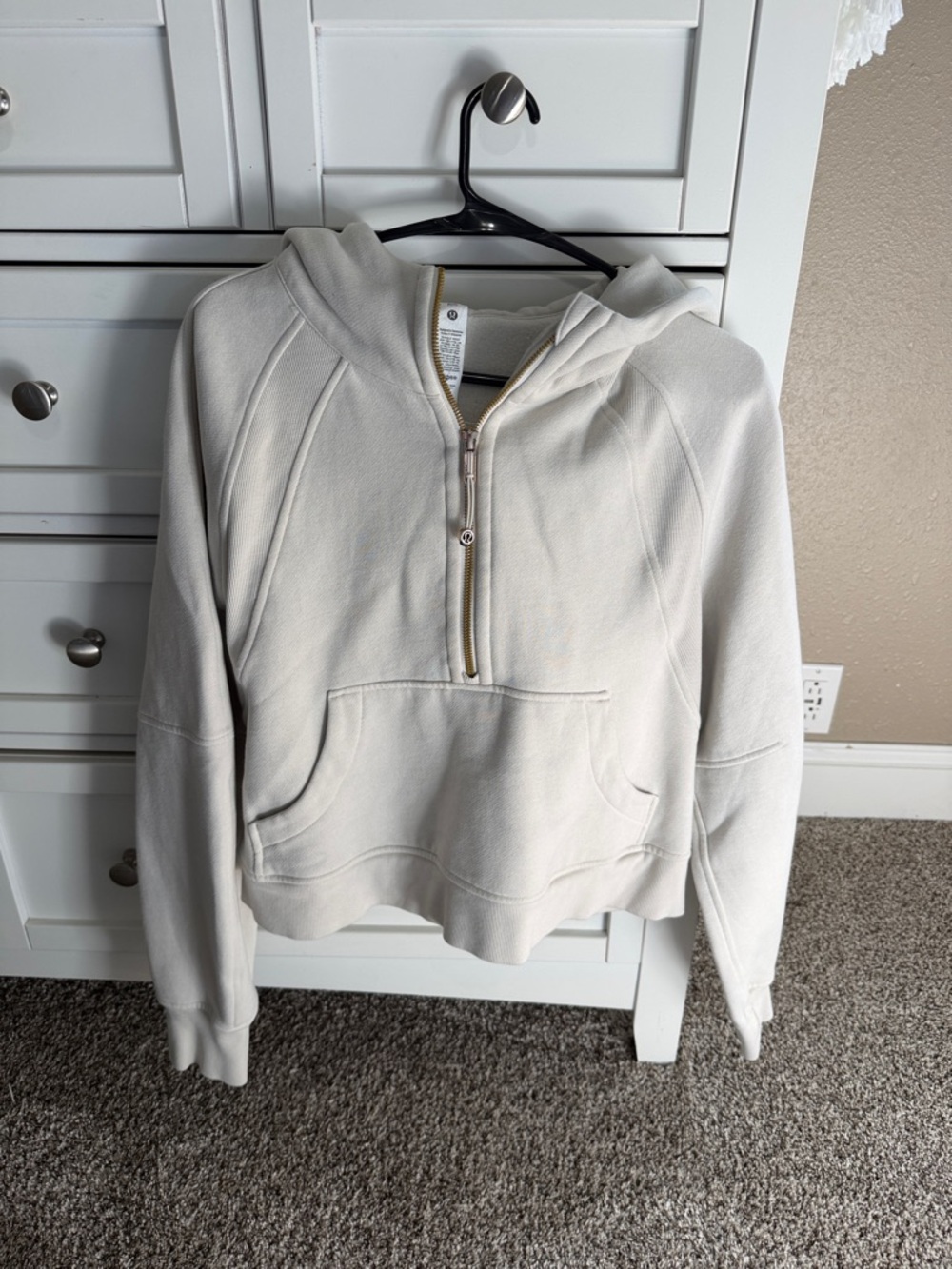 Lululemon Cropped Scuba - Cream with gold accents